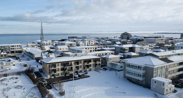 Líkið fannst við fjöruborðið í Reykjanesbæ.