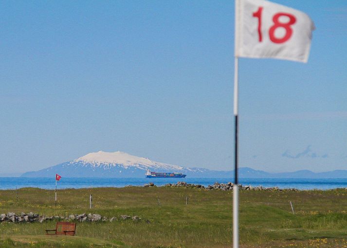 Óskynsamlegt er talið að spila í veðrinu við Kirkjubólsvöll í Sandgerði. 