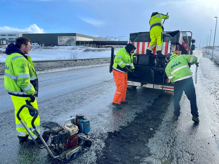 Götur á höfuðborgarsvæðinu eru margar illa farnar eftir veturinn. Fylla hefur þurft upp í fjölmargar holur.