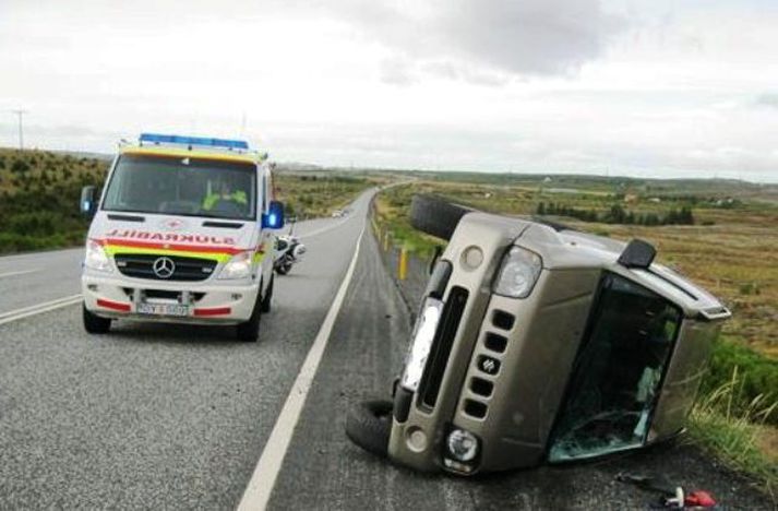 Frá vettvangi. Bíllinn er nokkuð skemmdur eftir slysið.
