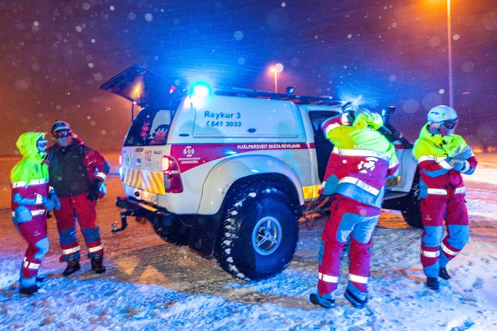 Björgunarsveitarmenn að störfum í dag.