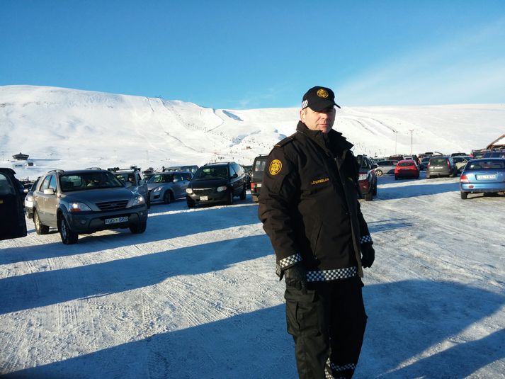 Mikil umferð hefur myndast í Skálafelli.