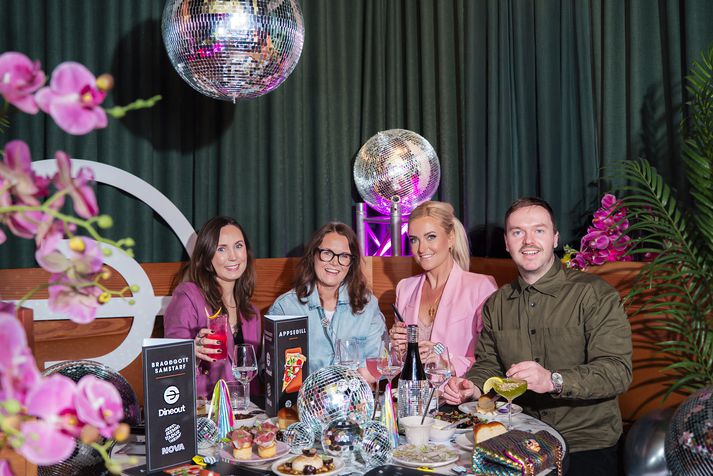 Renata og Margrét hjá Nova ásamt Ingu Tinnu og Magnúsi hjá Dineout skáluðu við undirritun samnings.