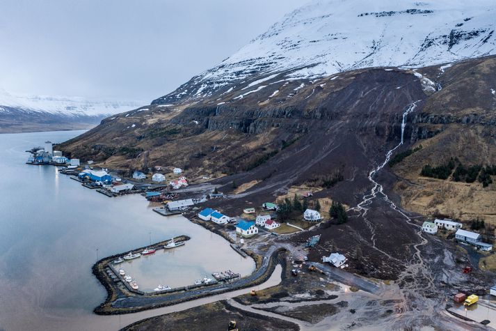 Miklar aurskriður féllu á Seyðisfirði í desember 2020. Þar er nú hættustig í gildi vegna mikillar úrkomu. 