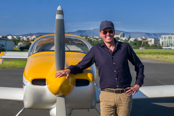 Ari Daníelsson, forstjóri Origo, segir Covid hafa núllstillt sig. Í kjölfarið ákvað hann að hætta að ferðast á milli landa vegna vinnu og einbeita sér að stjórnarsetu. Í dag kynnumst við þessum forstjóra Origo, sem meðal annars talar í einlægni um bankahrunið, ástina, æskuna í Keflavík og gamla drauma um að verða tónlistarmaður.