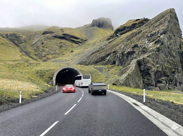 Lengst til vinstri má sjá einn dýrasta bíl í heimi, fyrir miðju er hin klassíska rúta og lengst til hægri er Tesla Cybertruck. 