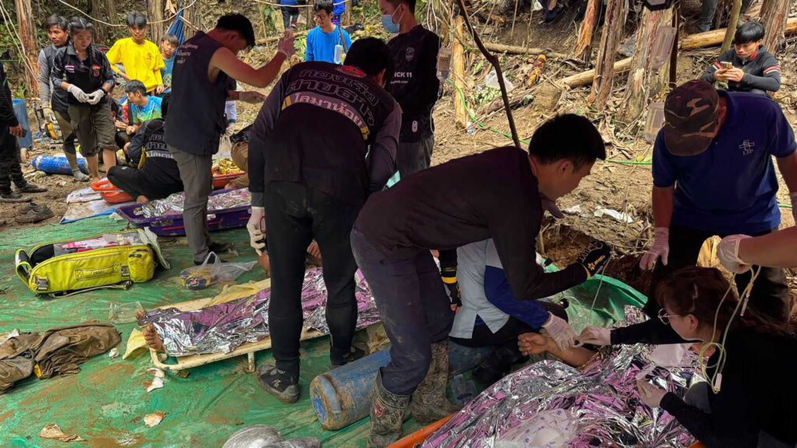 Fjórir menn komnir út úr hellinum í Laos