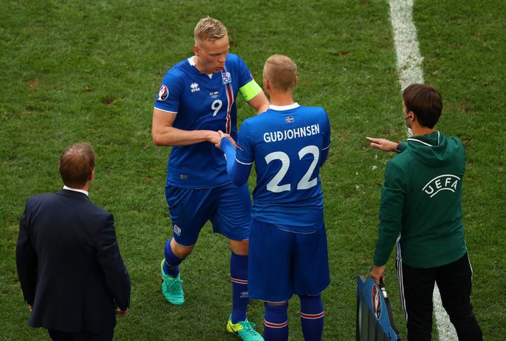 Eiður Smári Guðjohnsen kemur inn á fyrir Kolbeinn Sigþórsson í landsleik. Þeir eru tveir markahæstu landsliðsmenn Íslands.