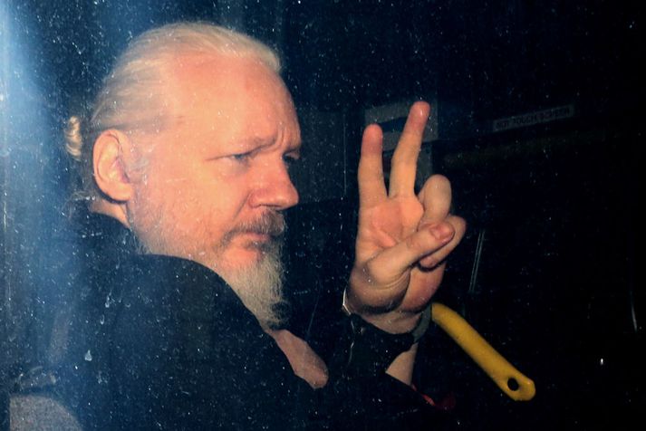 Julian Assange mætir í dómsal í London í síðasta mánuði.