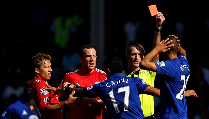 Martin Atkinson rekur hér Jack Rodwell af velli.