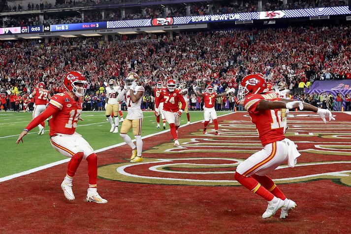 Patrick Mahomes er hér búinn að gera Mecole Hardman Jr. grein fyrir því að hann hafði tryggt Kansas City Chiefs liðinu sigur í Super Bowl.