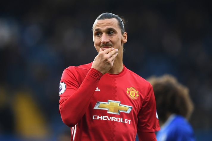 Zlatan Ibrahimovic áhyggjufullur í leiknum á móti Chelsea í gær.