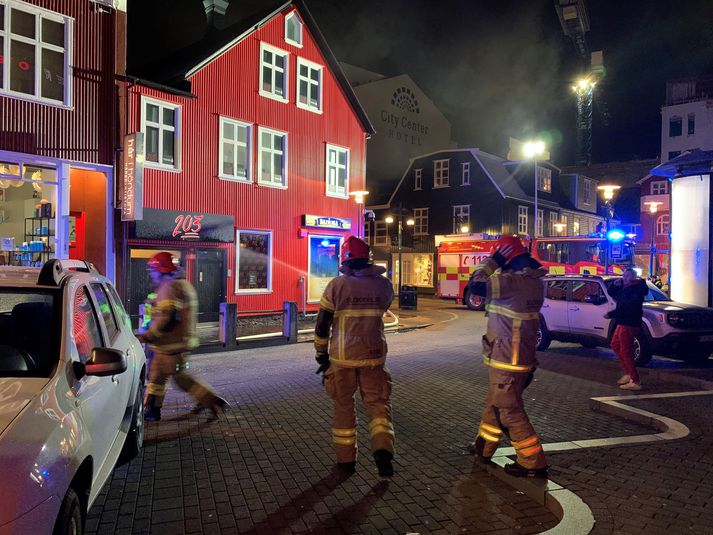 Allt tiltækt lið slökkviliðs var kallað út vegna eldsins á Pablo Discobar í gærkvöldi.