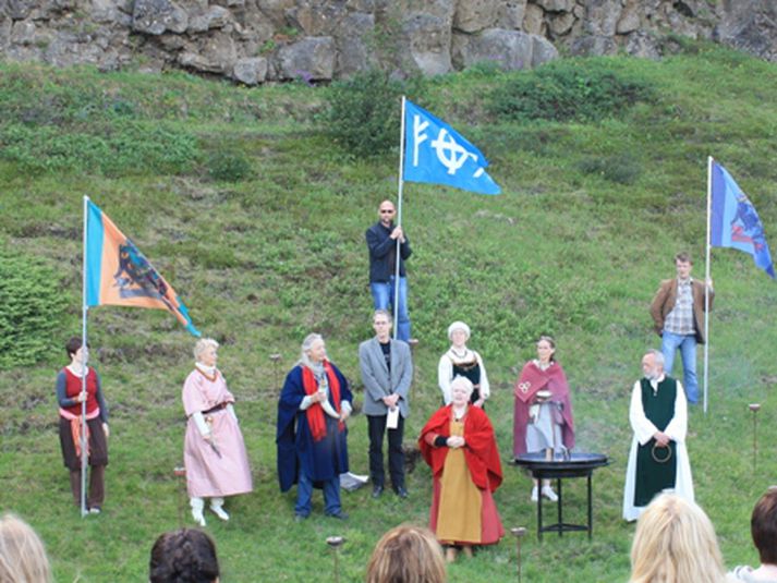 Frá þingblóti Ásatrúarfélagsins á Þingvöllum í sumar. Þarna er Jóhanna Harðardóttir, ásamt öðrum goðum, lögsögumanni og fánaberum Ásatrúarfélagsins í Almannagjá rétt fyrir helgun blótsins. Sólkrossinn er þarna í öndvegi.