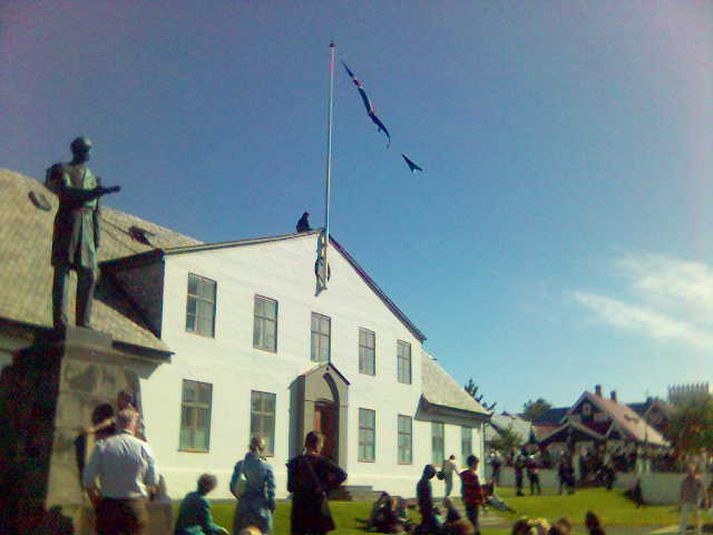 Íslenski fáninn klipptur niður og óþekktum bláleitum fána flaggað.