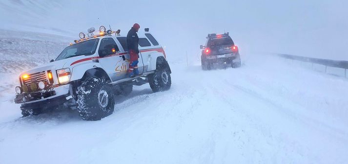 Öxnadalsheiði hefur verið lokuð frá því klukkan tíu í gærkvöldi.