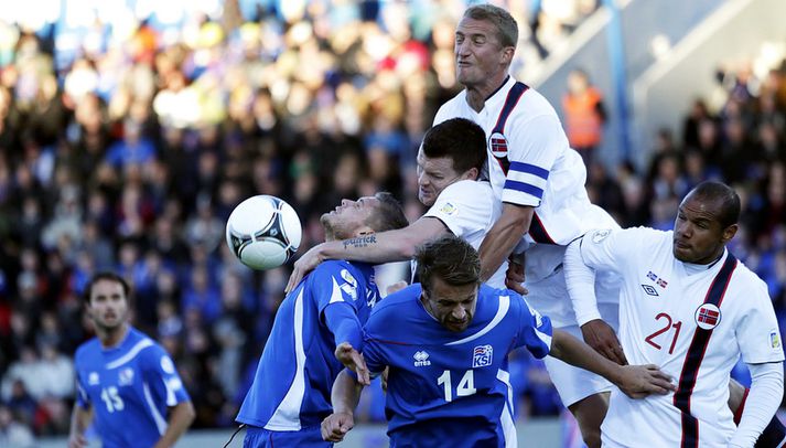 Kári (14) í baráttu í leiknum gegn Noregi.