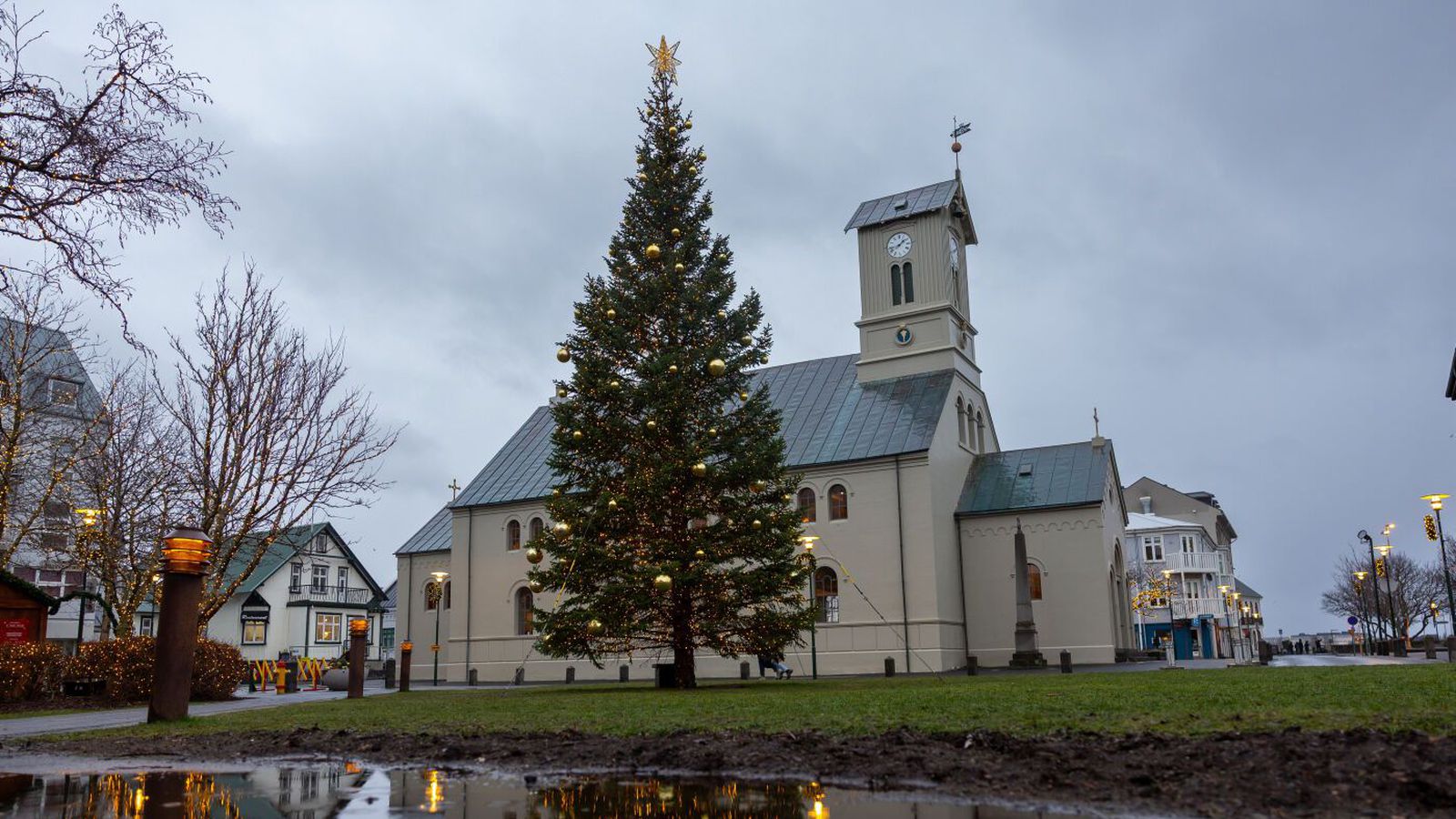 Hægir vindar og snjó­koma norðan- og austan­til