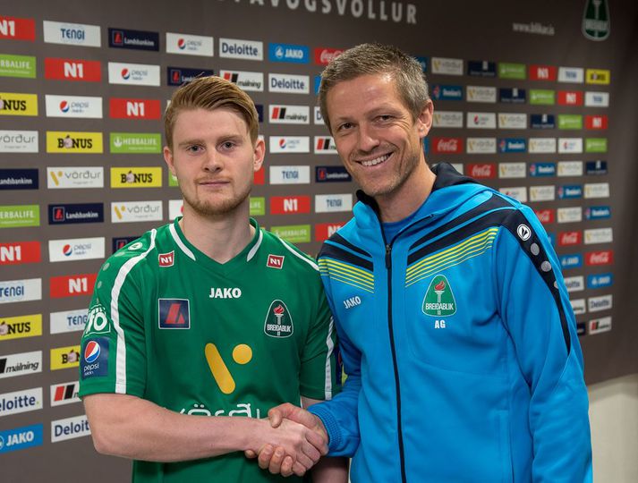 Alexander og Arnar Grétarsson, þjálfari Breiðabliks, handsala samninginn.