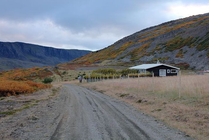 Frá eyðibýlinu Gröf við Þorskafjörð. Ný veglína er núna áformuð við fjallsrætur ofan við sumarhúsið en á fyrri stigum var gert ráð fyrir að vegurinn kæmi fyrir neðan húsið.