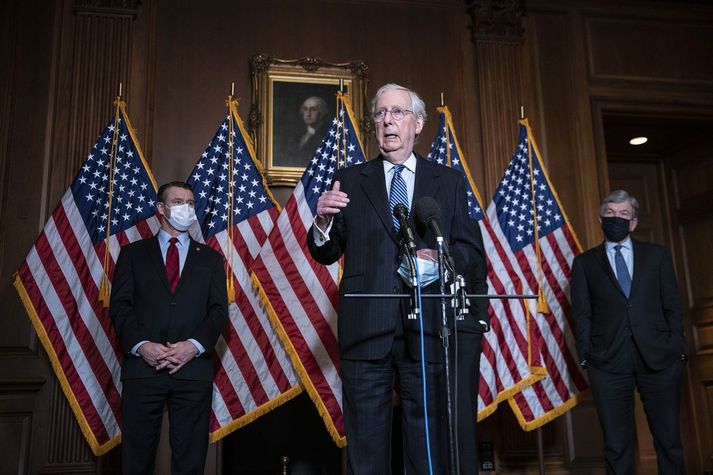 Mitch McConnell of Kentucky, forseti öldungadeildar Bandaríkjaþings. Aðstoðarmenn hans hafa sagt öðrum þingmönnum að líklegast sé engin leið að samkomulagi í deilunum um neyðarpakkann.