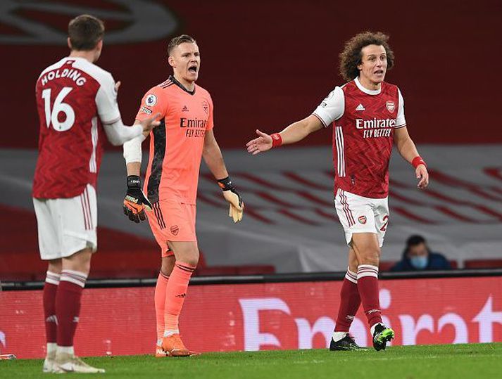 Luis, Holding og Bernd Leno bregðast illa við í gær.