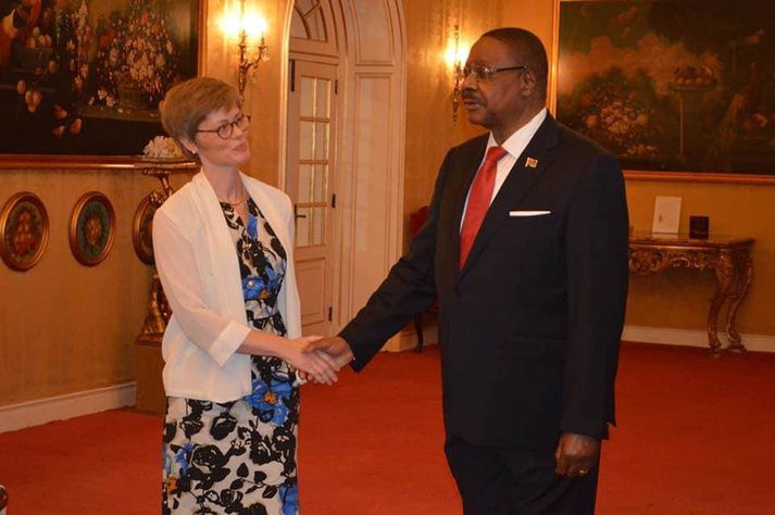 Unnur Orradóttir Ramette sendiherra og Peter Mutharika forseti Malaví.