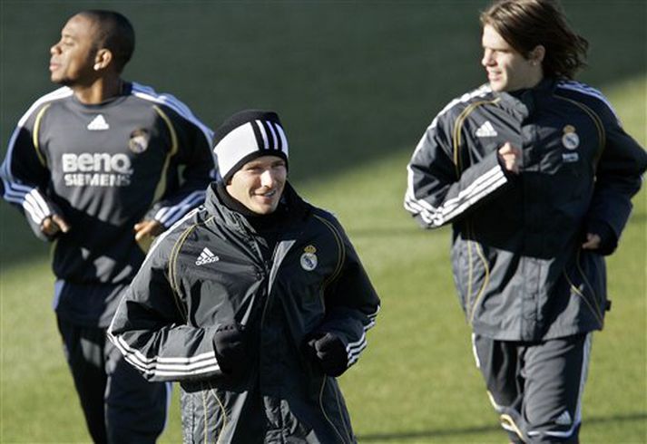 Beckham á æfingu í með félögum sínum í Madrid í morgun, þeim Robinho (t.v.) og Gago. Beckham endurheimtir treyju nr 7 hjá LA Galaxy.