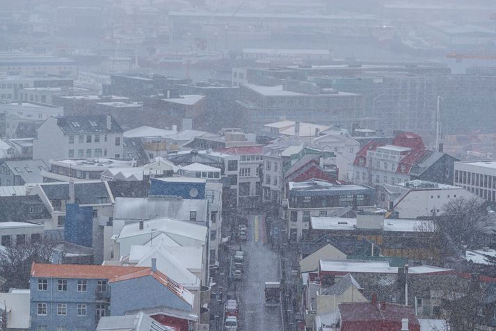 Út Hallgrímskirkjuturni. Frá og með miðnætti munu allar samkomur þar sem tuttugu manns eða fleiri koma saman vera bannaðar.