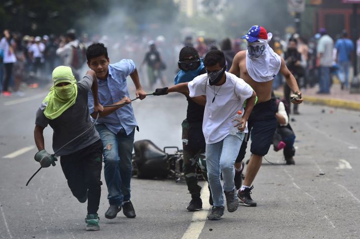 Mótmælendur komu saman í höfuðborg Venesúela, Caracas, vegna kosninganna í gær.