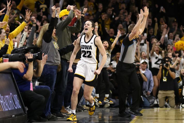 Caitlin Clark vonast til að fagna þriðja meistaratitli Kansas City Chiefs í röð áður en WNBA-deildin hefst á nýjan leik.