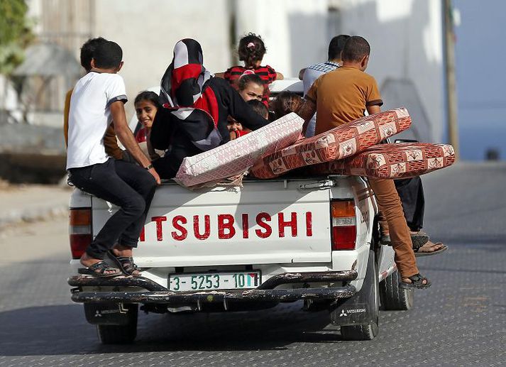 Um fjögur þúsund Palestínumenn eru á flótta í norðurhluta Gasa en ísraelsk yfirvöld hafa tilkynnt að hver sá sem ekki flýr af svæðinu muni hætta lífinu.