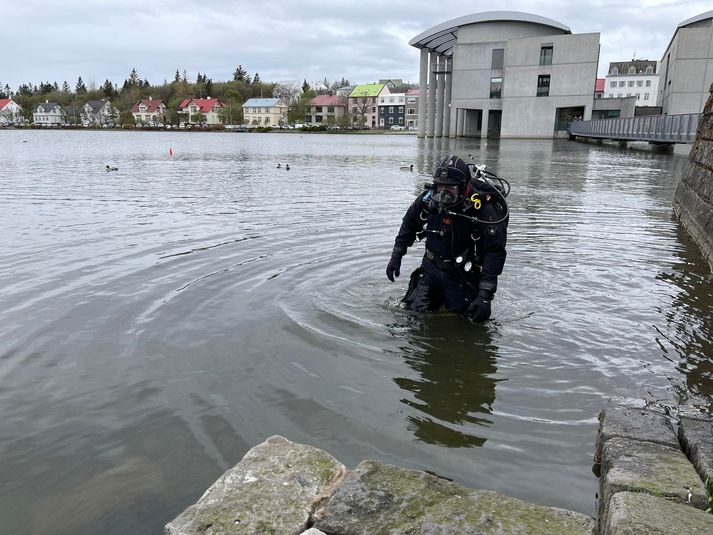 Leitin bar ekki árangur í morgun en björgunarsveitin er þó ekki búin að gefast upp.