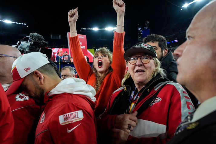 Taylor Swift og Donna Kelce, kærasta og móðir stórstjörnunnar Travis Kelce, fagna sigri Kansas City Chiefs eftir síðasta leik en þá var ljóst að meistararnir væru komnir aftur í Super Bowl.