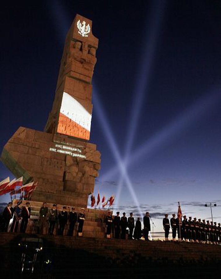 Þar sem seinna stríðið hófst. Minningarathöfn var haldin í gær á Westerplatte-skaga við Gdansk í Póllandi.fréttablaðið/AP