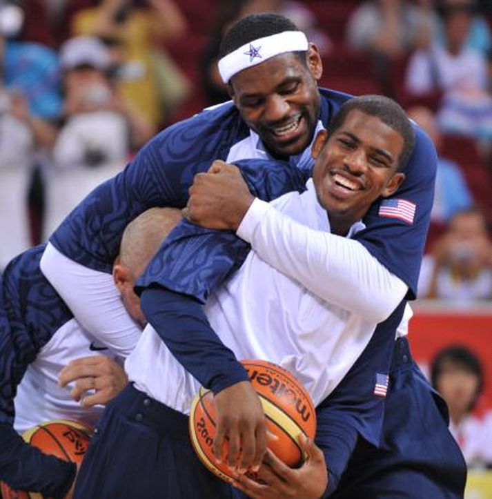 Chris Paul og LeBron James bregða á leik fyrir leikinn í dag.