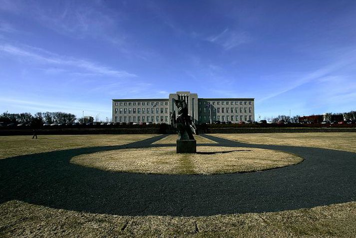 háskóli íslands Langstærstur hluti fjárveitinga til háskóla fer til Háskóla Íslands, 9 milljarðar af 14,5 milljörðum í ár. Útgjöld til háskólanna voru árið 2000 4,3 milljarðar og hafa því meira en þrefaldast á níu árum.fréttablaðið/stefán