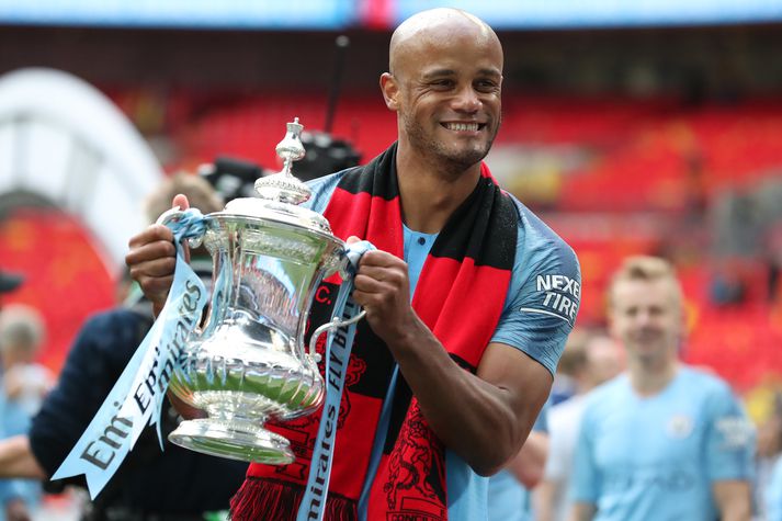 Kompany með bikarinn eftir sinn síðasta leik fyrir Manchester City.