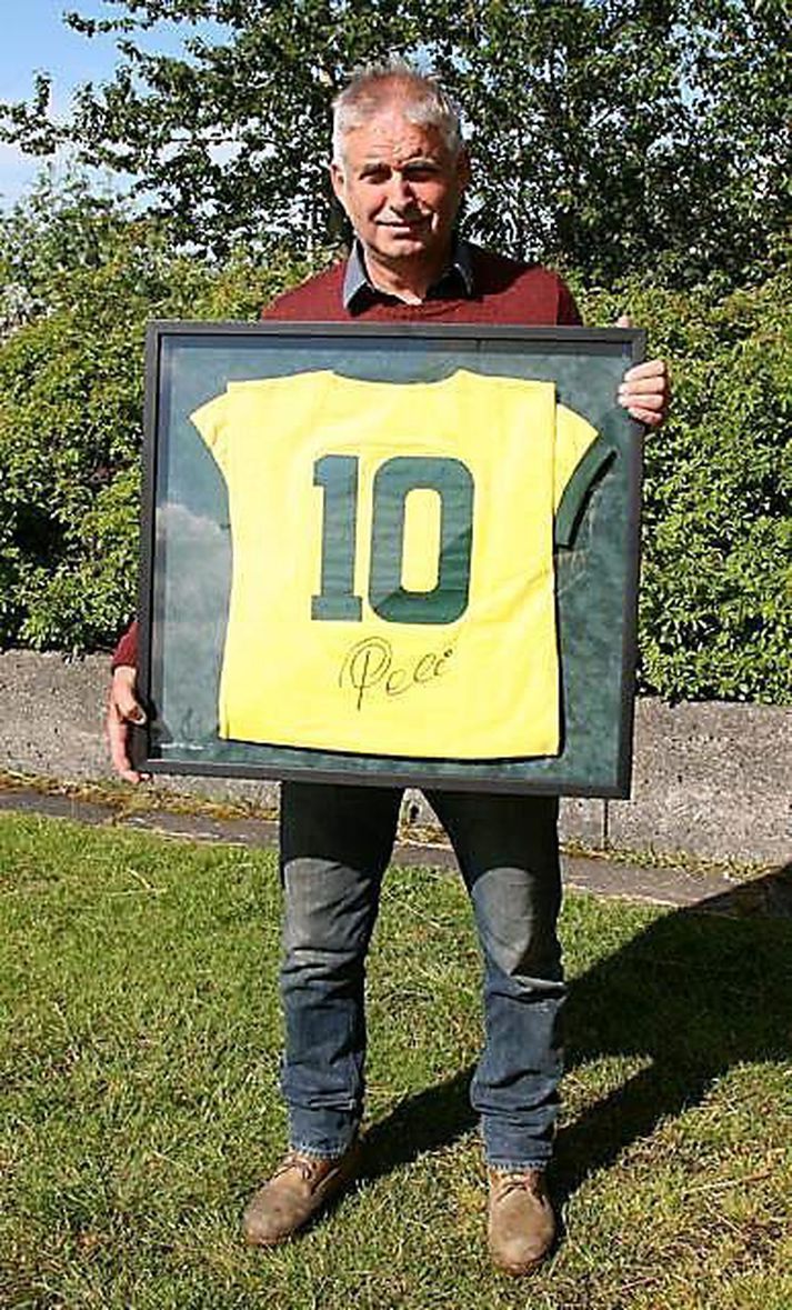 Jóhannes Valgeir Reynisson með Pelé treyjuna.