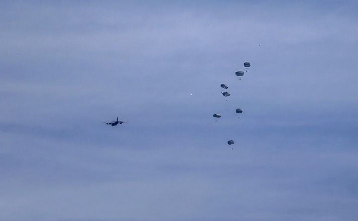 Mynd af hjálpargögnum jórdanskra yfirvalda sem kastað er út úr flugvél yfir Gasa. Gagnrýnendur benda á að leiðin sé afar óskilvirk.    