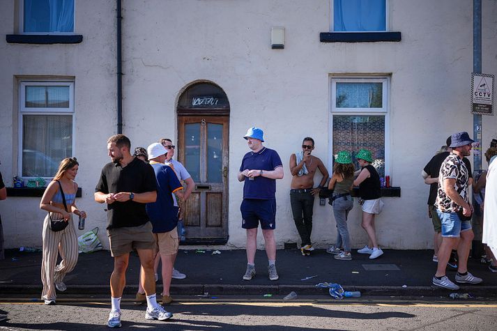 Fólk skolar niður bjór, reykir sígarettu og mögulega í leit að miðum við Heaton Park fyrir tónleikana síðasta sumar.  