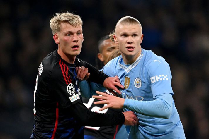 Orri Steinn Óskarsson lagði upp mark í fyrri hálfleik gegn Manchester City. Hér á hann í baráttu við Erling Haaland sem skoraði þriðja mark City.