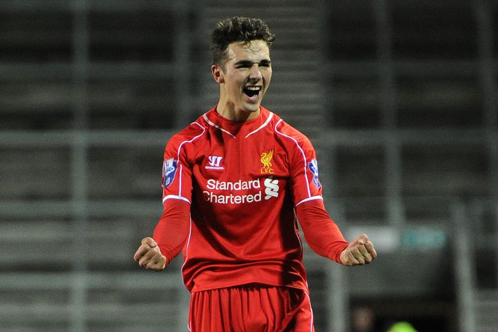 Adam Phillips fagnar sigri með unglingaliði Liverpool á árum áður. Nú er hann leikmaður Barnsley og að fara að mæta Liverpool í kvöld.