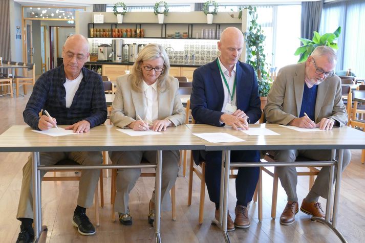 Gunnlaugur K. Jónsson forseti NLFÍ, Alma D. Möller heilbrigðisráðherra, Þórir Haraldsson, forstjóri Heilsustofnunar og Sigurður Helgason forstjóri Sjúkratrygginga Íslands.