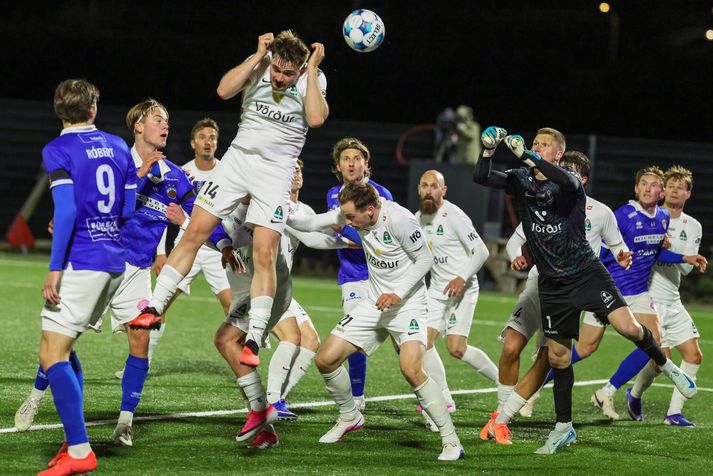 Anton Ari Einarsson hefur hafið upp raust sína hér til að gera það skýrt að hann var tilbúinn að kýla þennan bolta. Anton átti flottan leik í marki Blika.
