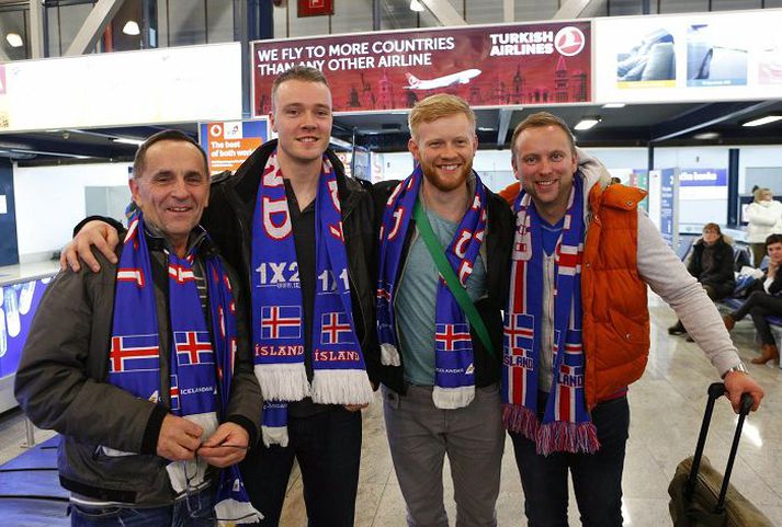 "Sérðu ekki að ég er með tvo trefla?“ segir Darri, þegar hann er spurður hvort hann ætli að styðja Ísland eða Króatíu í leiknum á morgun.