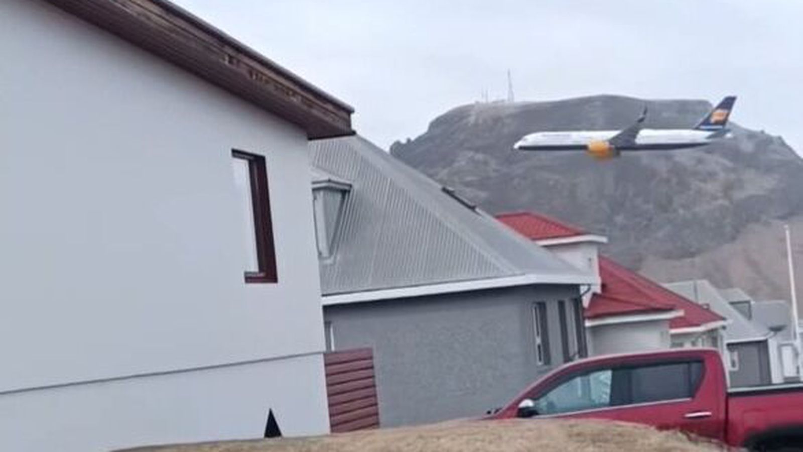 Farþegaþota í útsýnisflugi um hundrað metrum yfir Heimaey