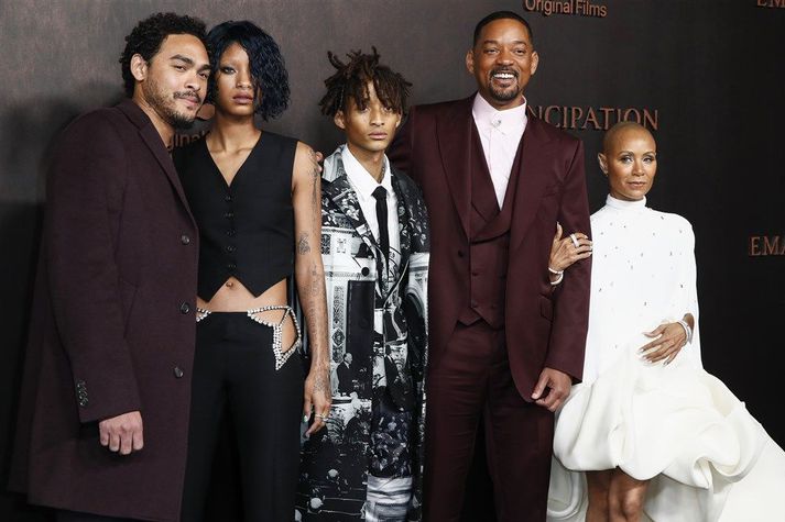 Jaden Smith er hér fyrir miðju. Vinstra megin eru systkini hans Trey Smith og Willow Smith en hægra megin eru foreldrar hans, Will Smith og Jada Pinkett Smith.