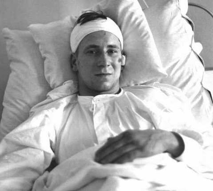 Bobby Charlton var einn þeirra sem komst lífs af. Hér er hann á sjúkrabeði nokkrum vikum eftir slysið.