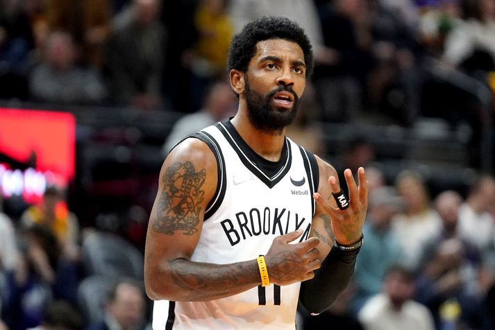 Kyrie Irving fær ekki að spila með Brooklyn Nets þessa dagana.